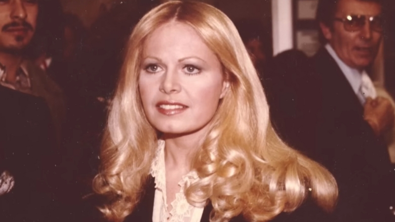 Sally Struthers with long blonde hair at a public event